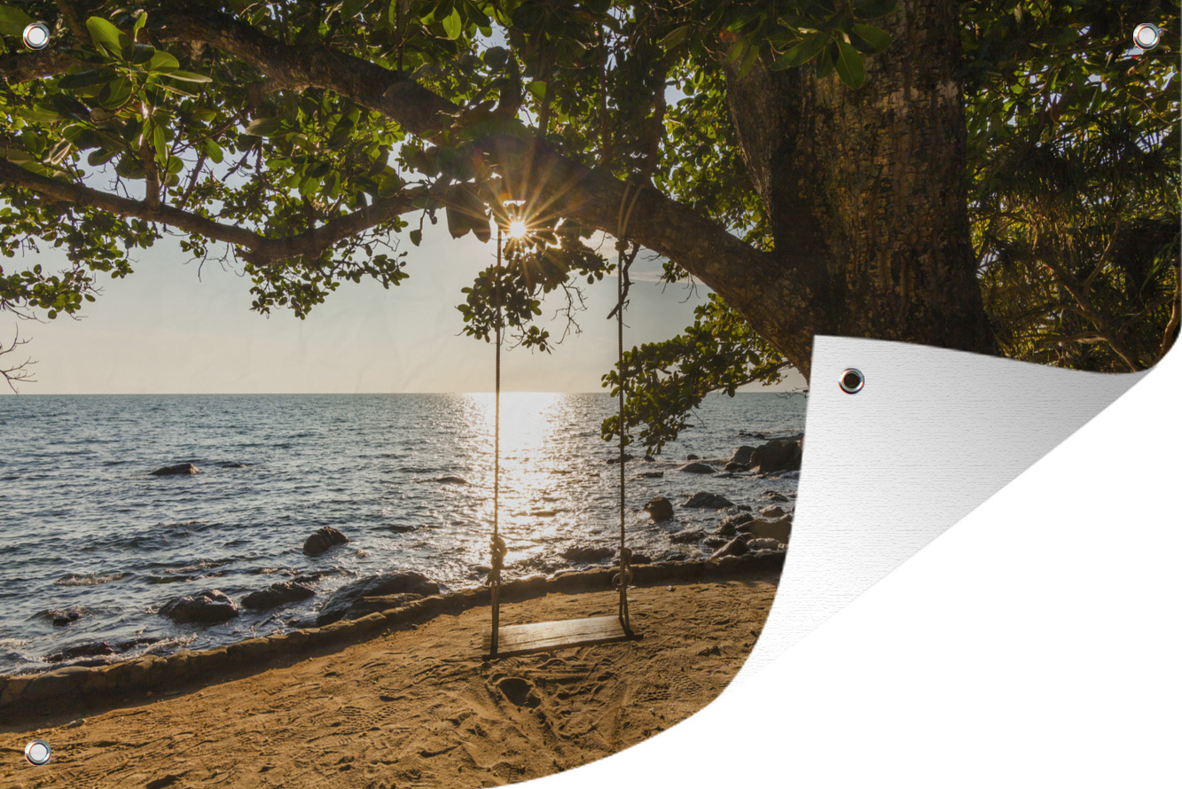 MuchoWow® 120x80 cm Outdoor-Poster Gartendeko Sichtschutz Garten Poster für den Garten Ein tropischer Baum mit einer Schaukel am Strand von Ko Chang 133|1329843