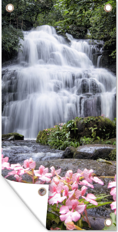 MuchoWow® 80x160 cm Outdoor-Poster Gartendeko Sichtschutz Garten Poster für den Garten Rosa Löwenmäulchenblüten wachsen vor einem Wasserfall im Phu Hin Rong Kla-Nationalpark. 133|313179333