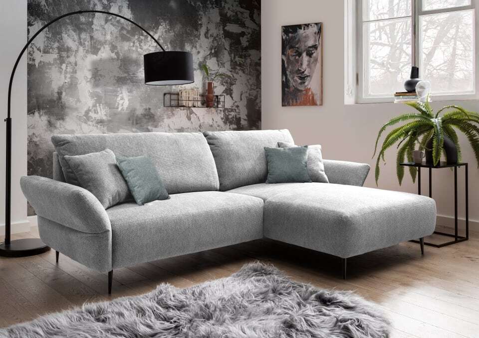 Ecksofa Vardo von Benformato: Stilvolle Eleganz in Mikrofaser mit verstellbaren Armlehnen und beidseitiger Montage, erhältlich in 5 Farben : Silber Designer-Farben: Silber