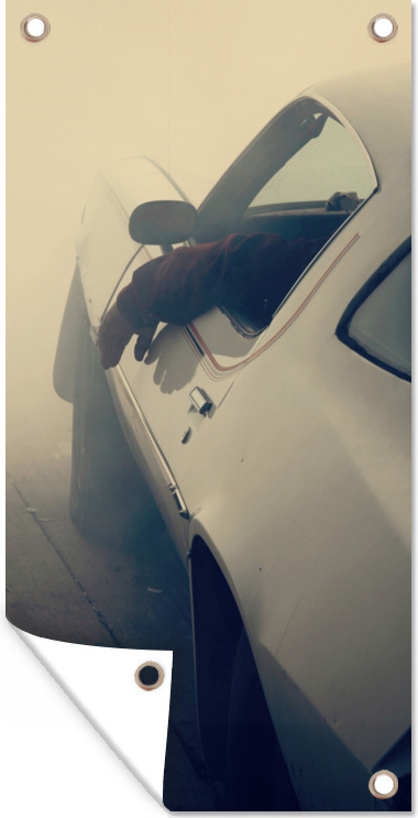 MuchoWow® 40x80 cm Outdoor-Poster Gartendeko Sichtschutz Garten Poster für den Garten Mann sitzt in einem Luxusauto im Nebel 133|375414217