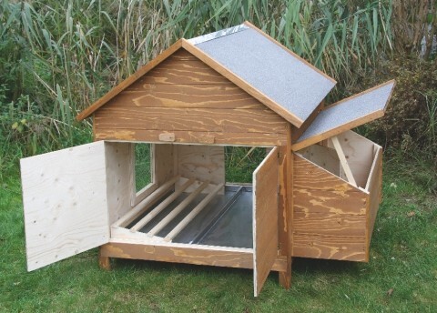 Hühnerstall mit Anbau und Sitzstangen