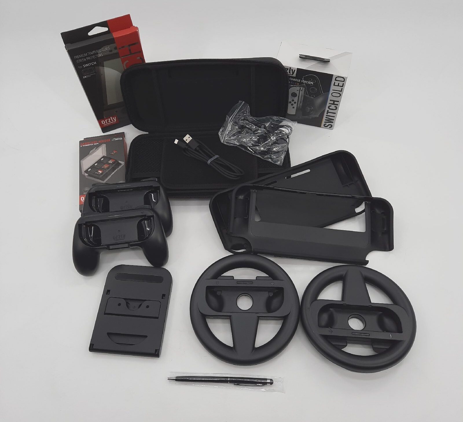 Orzly Nintendo Switch Zubehoerpaket Geek Pack Tragetasche Displayschutzfolie Joycon Grips Lenkrad JoyCon Pro-Controller Ladestation Comfort Grip Tasche JetBlack