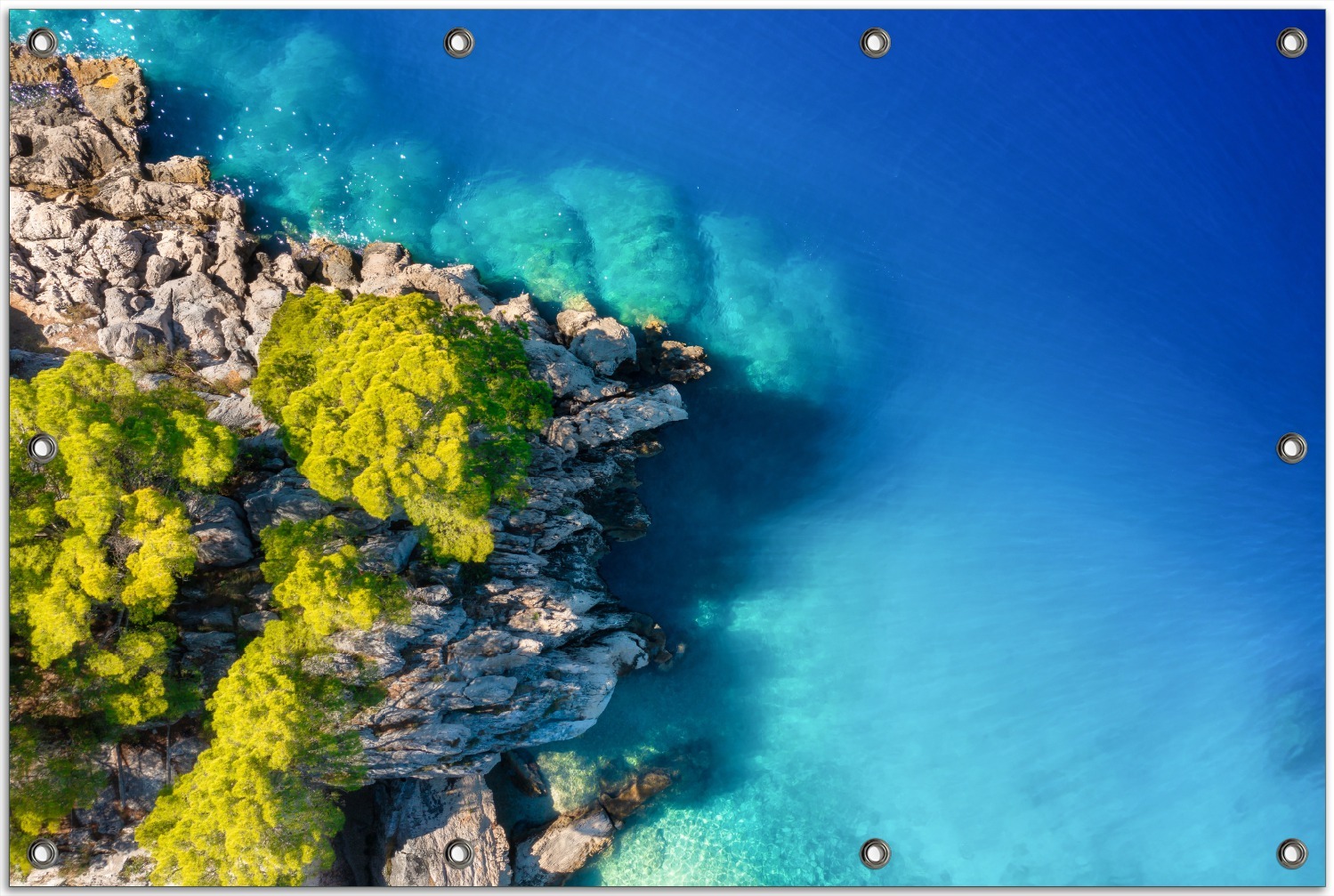 Wallario Outdoor-Poster für Garten oder Balkon, Motiv Felsige Küste mit Bäumen von oben, in ca. 80 x 120 cm goban5752-80120