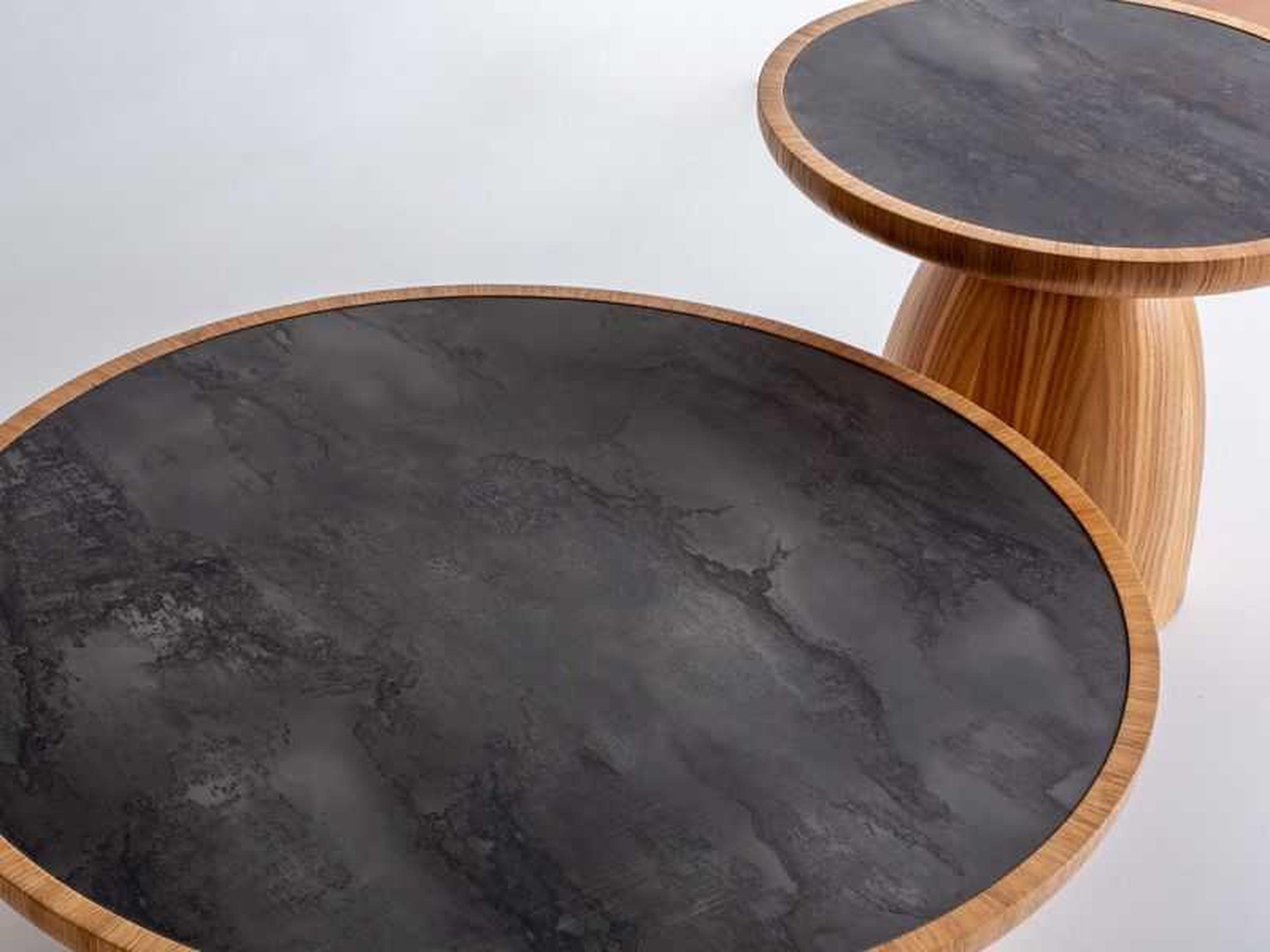 AEA Elegantes Set aus zwei Couchtischen mit harmonischen kontrastreichen Formen