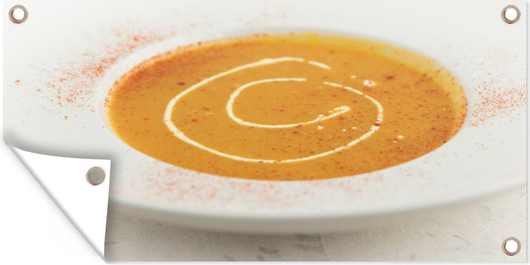 MuchoWow® 60x30 cm Outdoor-Poster Gartendeko Sichtschutz Garten Poster für den Garten Kürbissuppe im weißen Teller mit Cayennepfeffer bestreut 133|1347117