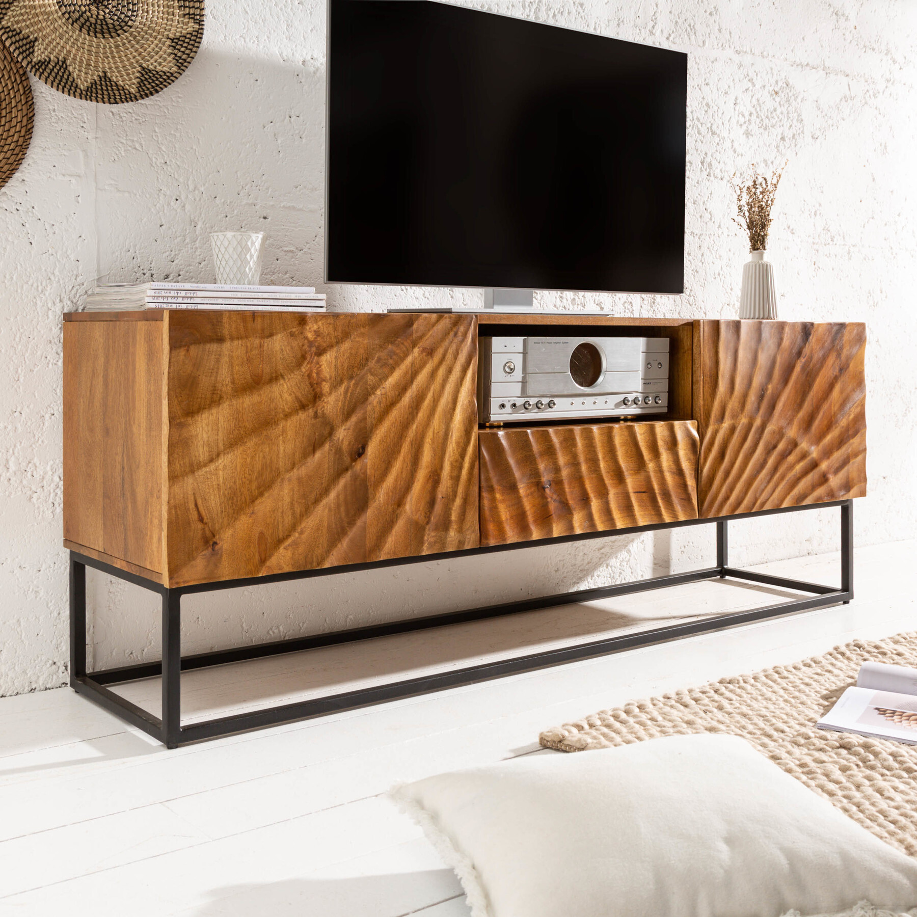 Riess-Ambiente Massives TV Lowboard SCORPION 160cm Mangoholz aufwendige 3D Schnitzereien TV-Board Fernsehschrank 40252