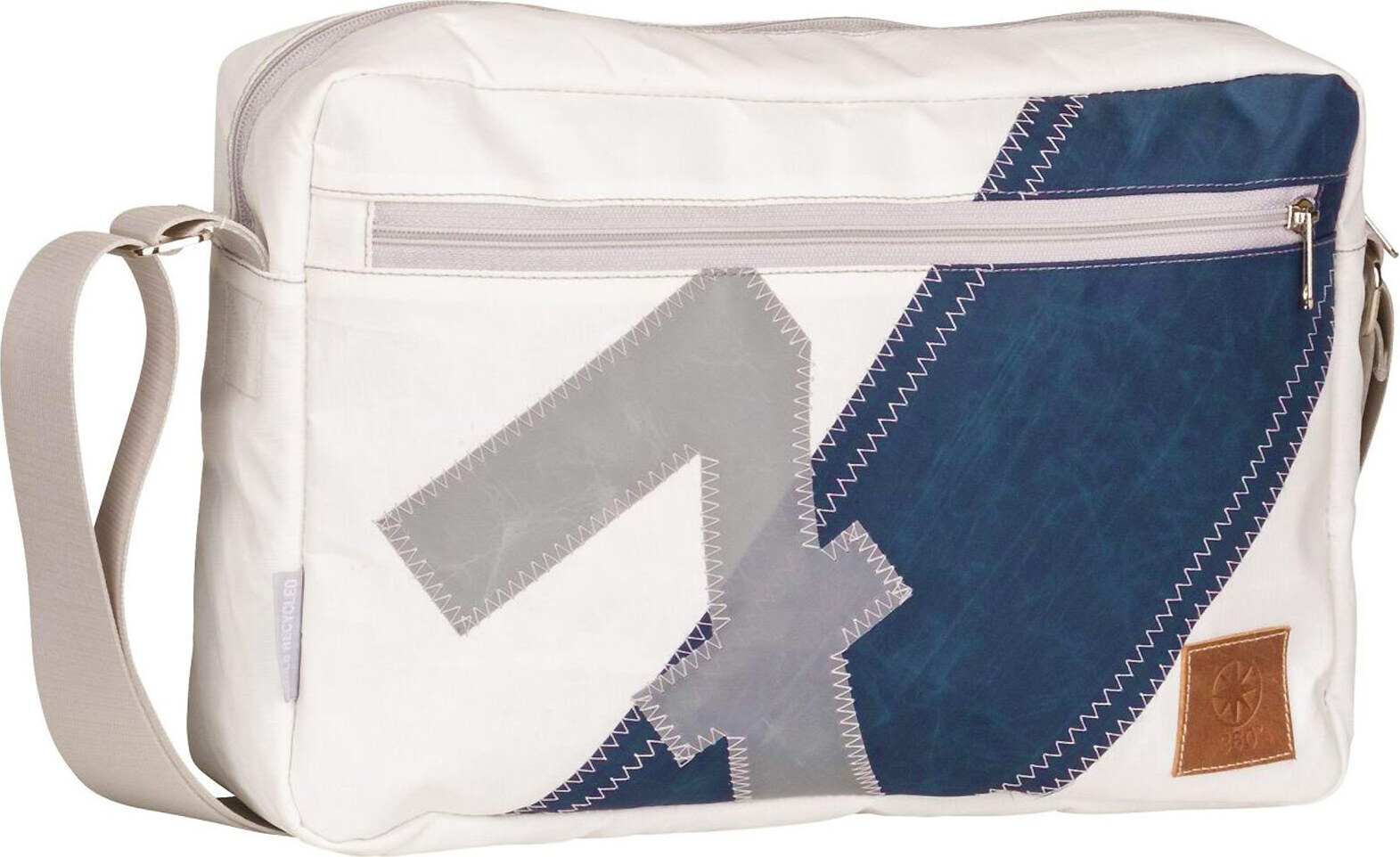 Umhängetasche Fender L, recyceltes Segeltuch, Weiß/Blau/Grau