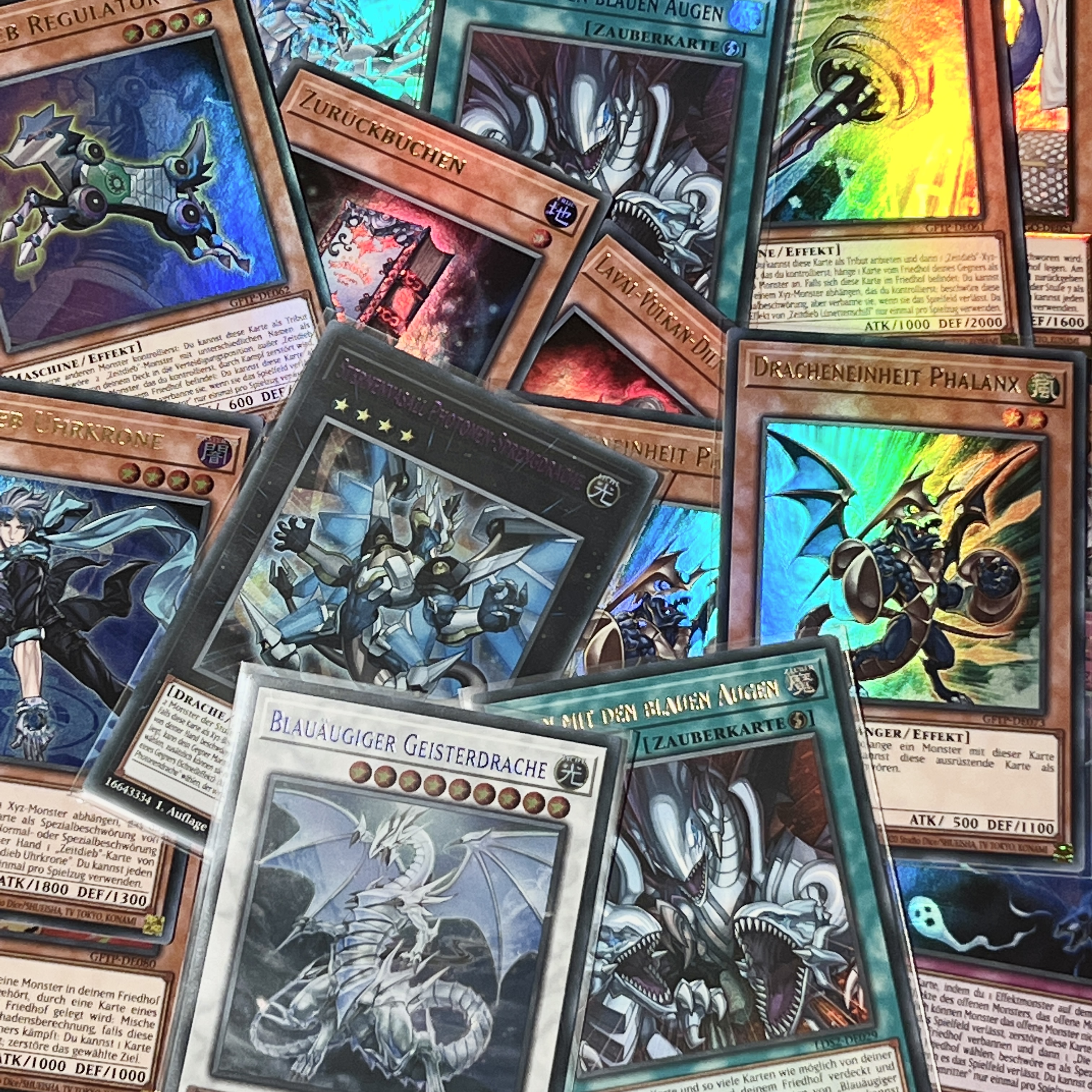 Yu-Gi-Oh! Set mit 20 Holokarten- Deutsche Version inklusive KingsofCards Toploader zum effektiven Schutz von besonderen Karten