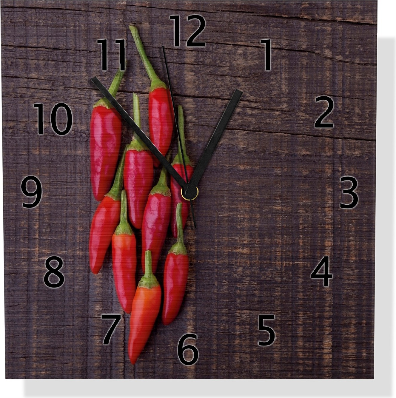 Wallario Design Wanduhr Rote Paprikaschoten auf einem dunkelbraunem Holzbrett aus Aluverbund, Größe 30 x 30 cm uds5052-3030