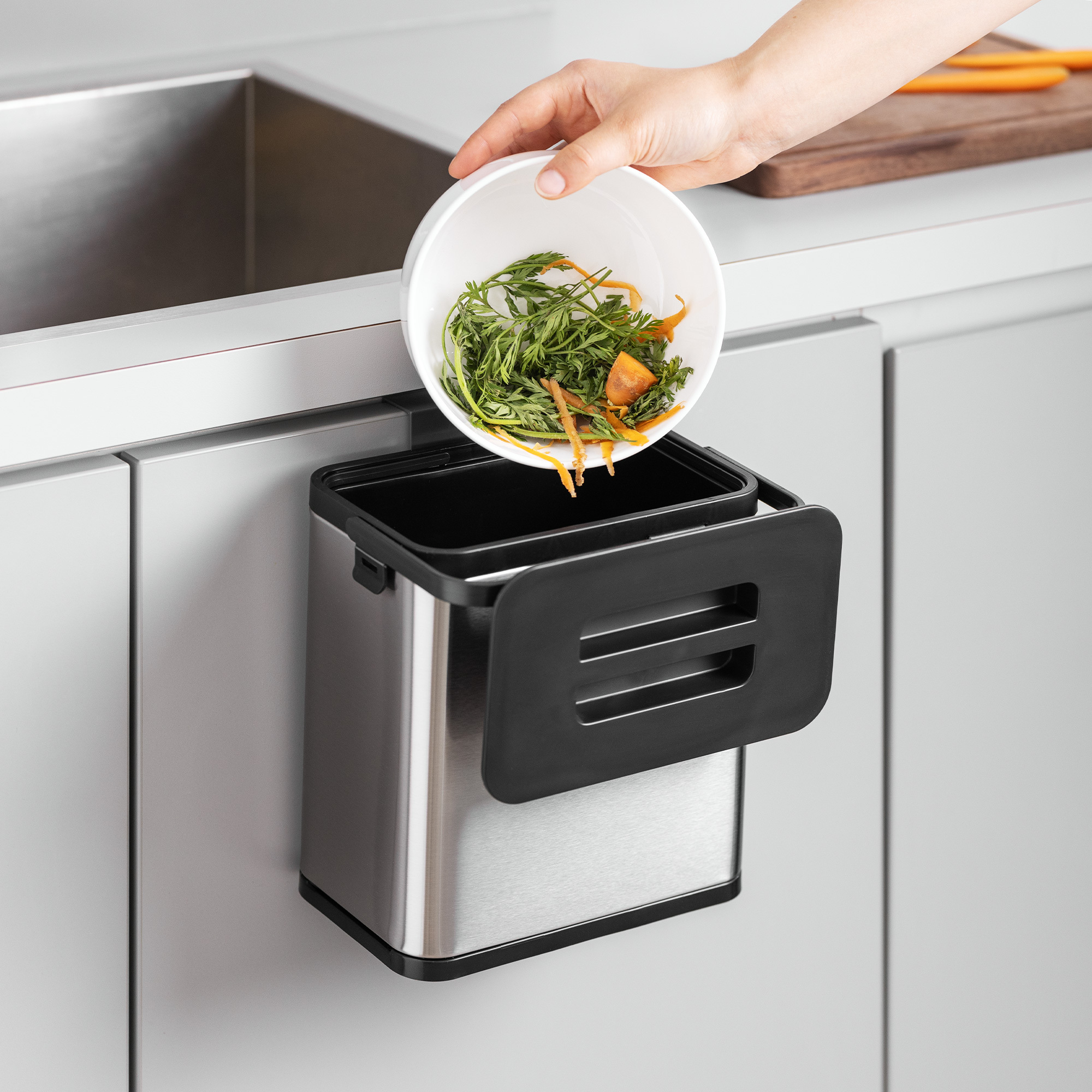 Navaris hängender Mülleimer für Küchenabfälle - Abfalleimer 3L für Biomüll - Biomülleimer mit Deckel hängend - Küchenmülleimer aus Edelstahl 57228.01