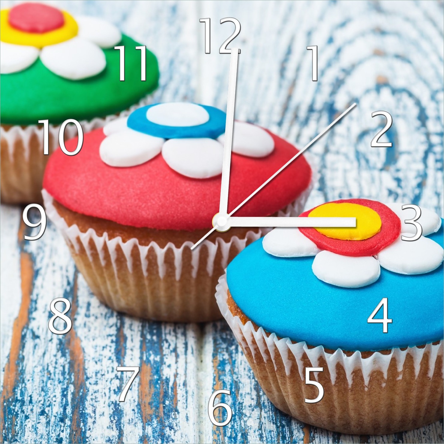 Wallario Design Wanduhr Bunte Muffins - alter Holztisch - Stillleben aus Echtglas, Größe 30 x 30 cm guk5176-3030