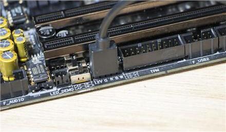 Cooler Master 1-zu-3 RGB-Splitterkabel R4-ACCY-RGBS-R2