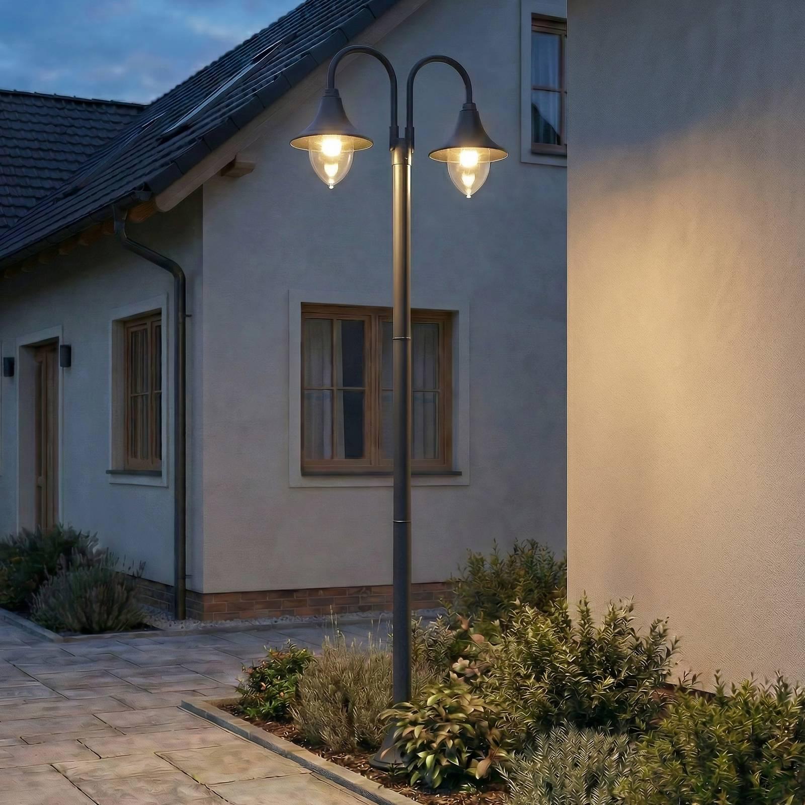 Lindby Außenleuchte Madea, grau, 2-flg., 212 cm, E27, IP44 9630067