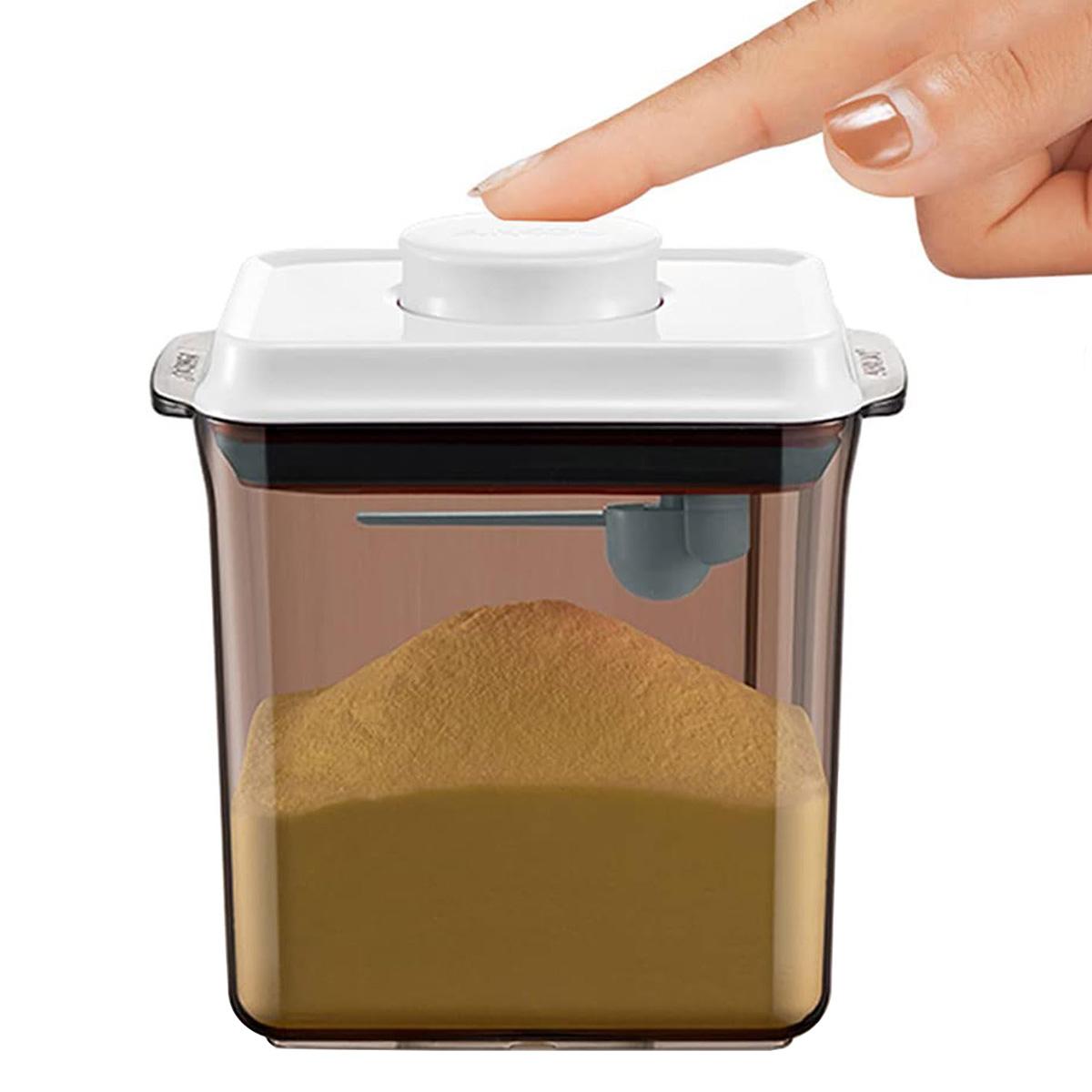 Dopwii Tragbare Milchpulver, 2.3L Milchpulver Aufbewahrung, Tragbarer Versiegelter Milchpulver Kasten, Milchpulver Behälter mit Löffel, Einhandbedienung KAUF-WOHNOD-KF2056-020
