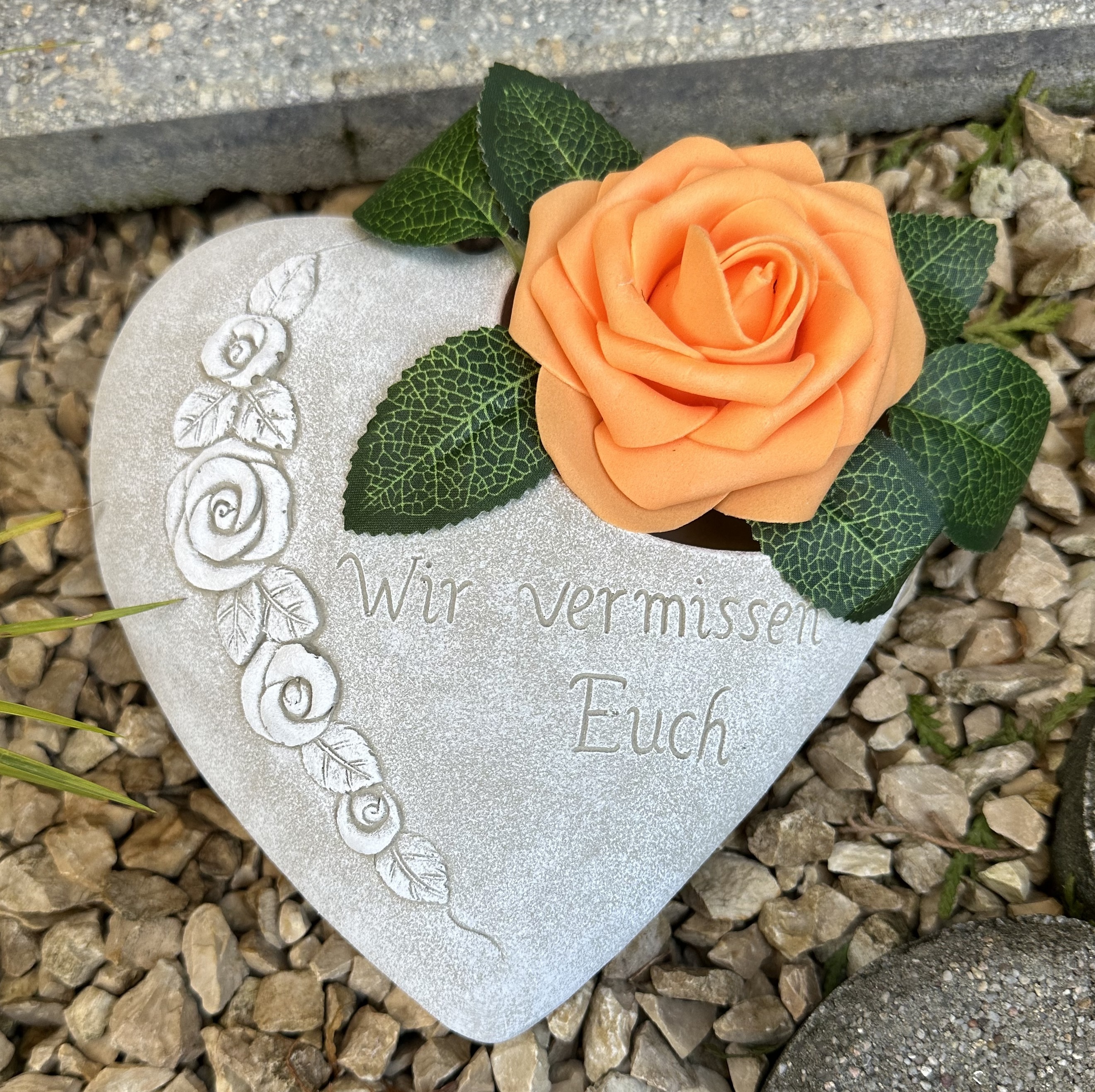 AS Grabschmuck Grabherz Rosenranke - Wir vermissen Euch - Grabschmuck Gedenkstein Trauerherz für Grablicht weiß 1,8 kg