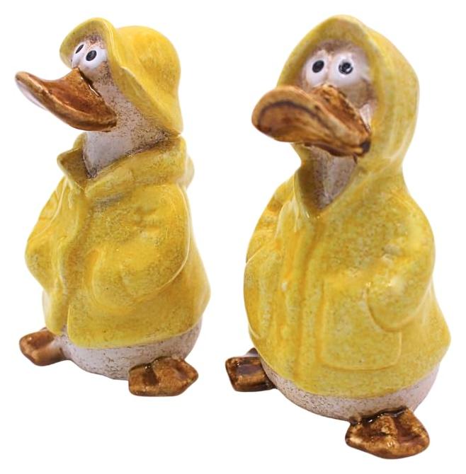 Dekohelden24 2er Set Dekofiguren , Gartendeko Regenenten, Deko-Enten, Entenfiguren, Gartenfigur Ente, Teichfigur Ente in gelb mit Regenmantel und Mütze als 2er Set, Größe einer Gartenfigur, L/B/H 6 x 6 x 11 cm.