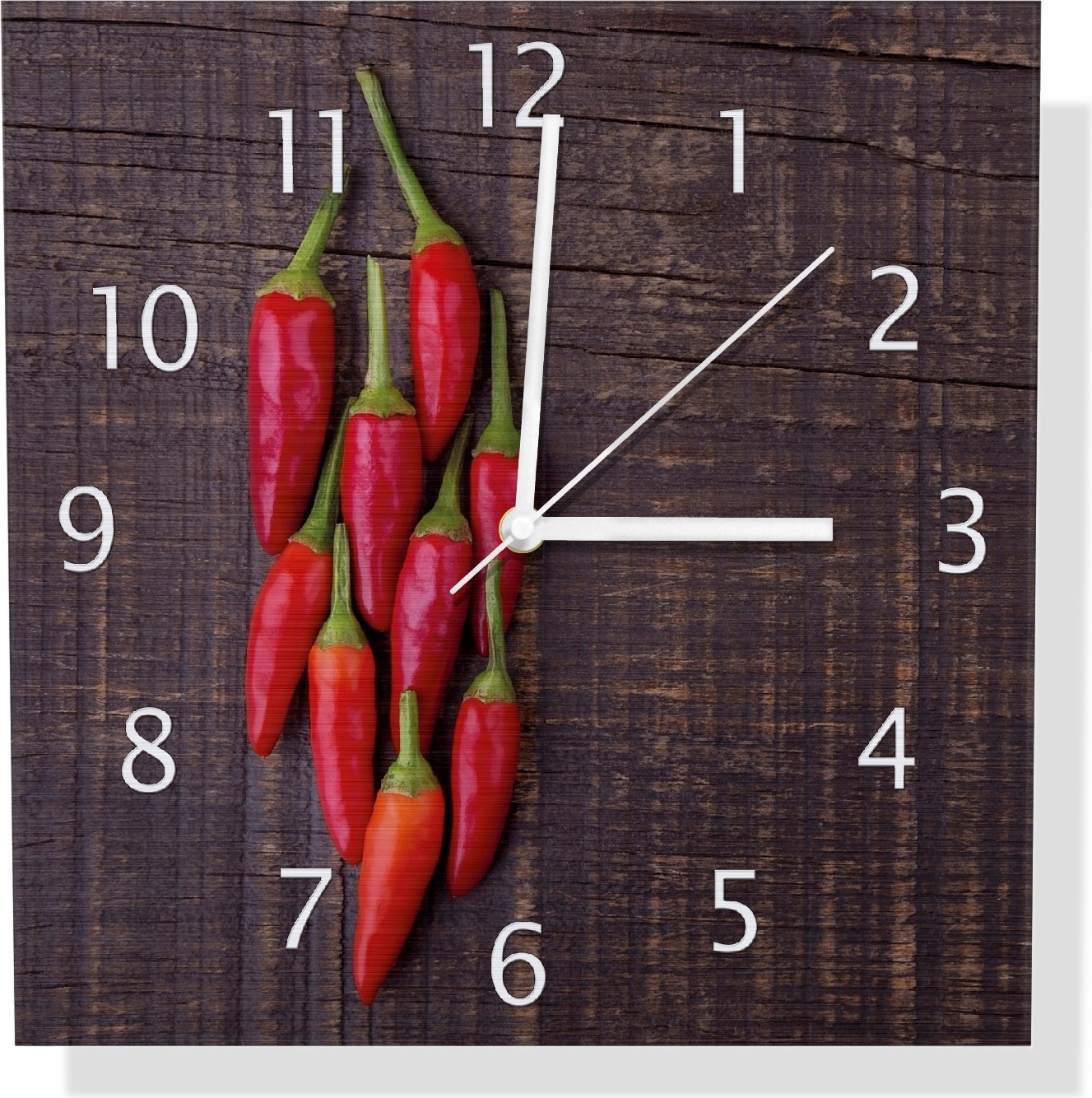 Wallario Design Wanduhr Rote Paprikaschoten auf einem dunkelbraunem Holzbrett aus Aluverbund, Größe 30 x 30 cm udi5052-3030
