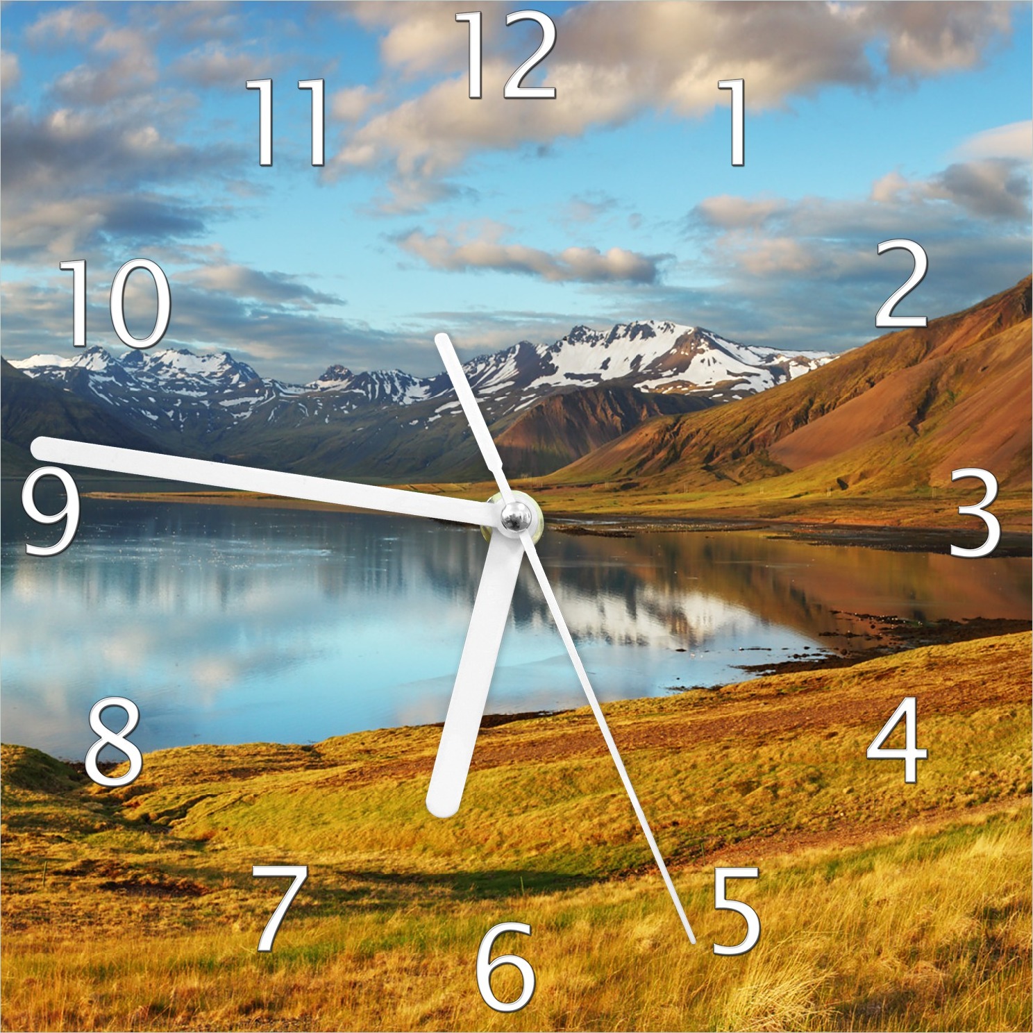 Wallario Design Wanduhr Bergpanorama mit Spiegelung im See aus Echtglas, Größe 20 x 20 cm guk0692-2020