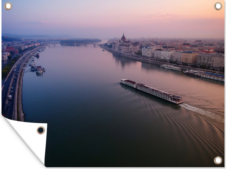 MuchoWow® 80x60 cm Outdoor-Poster Gartendeko Sichtschutz Garten Poster für den Garten Kreuzfahrtschiff fährt über einen Fluss in Ungarn 133|1345814