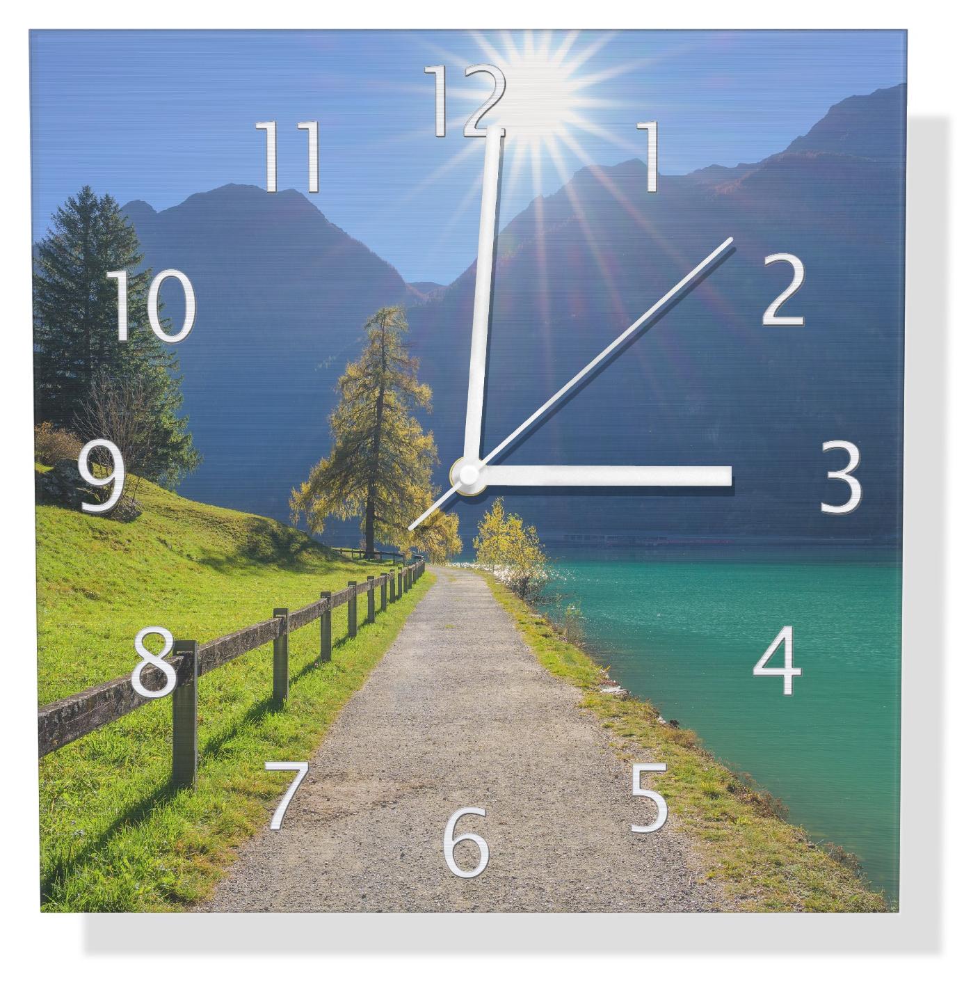 Wallario Design Wanduhr Uferweg am Bergsee aus Aluverbund, Größe 30 x 30 cm udi5956-3030
