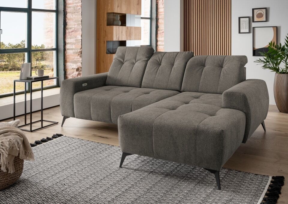 Ecksofa Sano von Benformato – Corto Stoff mit Elektrofunktion und verstellbaren Kopflehnen -Ausrichtung: Vorstehend rechts, Farbe: Grau-Braun