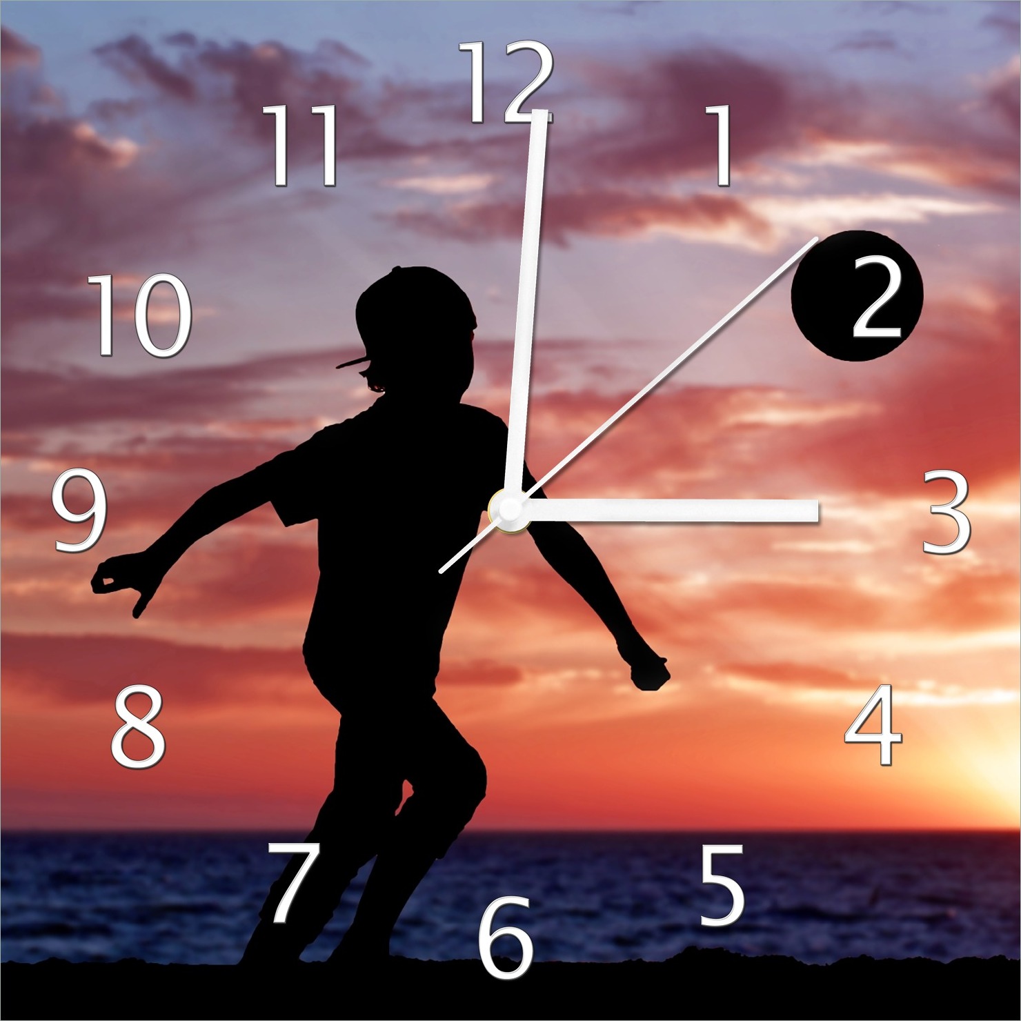 Wallario Design Wanduhr Fußball - Kleiner Junge spielt im Abendrot aus Echtglas, Größe 30 x 30 cm guk5653-3030