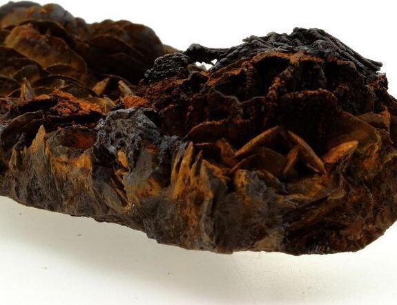 A Bijoux Pyrolusit und Goethit auf Siderit 1445,3 Karat