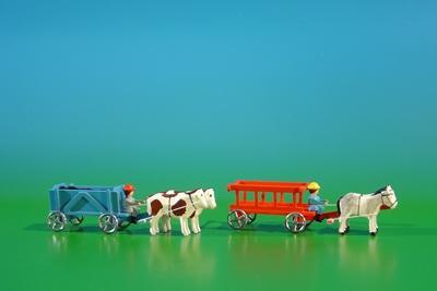 Volker und Heiko FlathErzgebirgische Volkskunst Miniaturen Leiterwagen & Kastenwagen mit Kutscher BxH 9x3,5cm NEU 51/4-1
