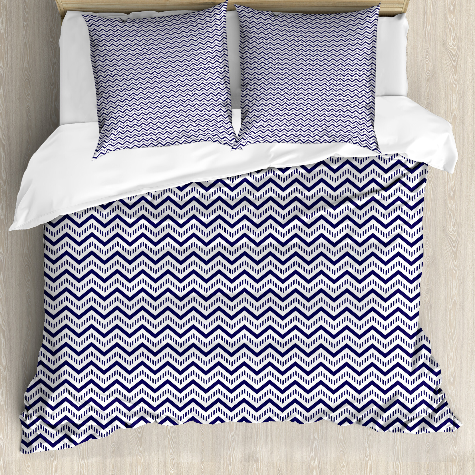 KOZMOS TEKSTL VE GER DÖNÜÜM SANAY TCARET LMTED RKET ABAKUHAUS Navy blau Bettbezug, Chevron gestrichelte Linien, Milbensicher Allergiker geeignet mit Kissenbezügen, 200 cm x 200 cm - 80 x 80 cm, Marine-Blau-Weiß nevde_49259_200x200_de
