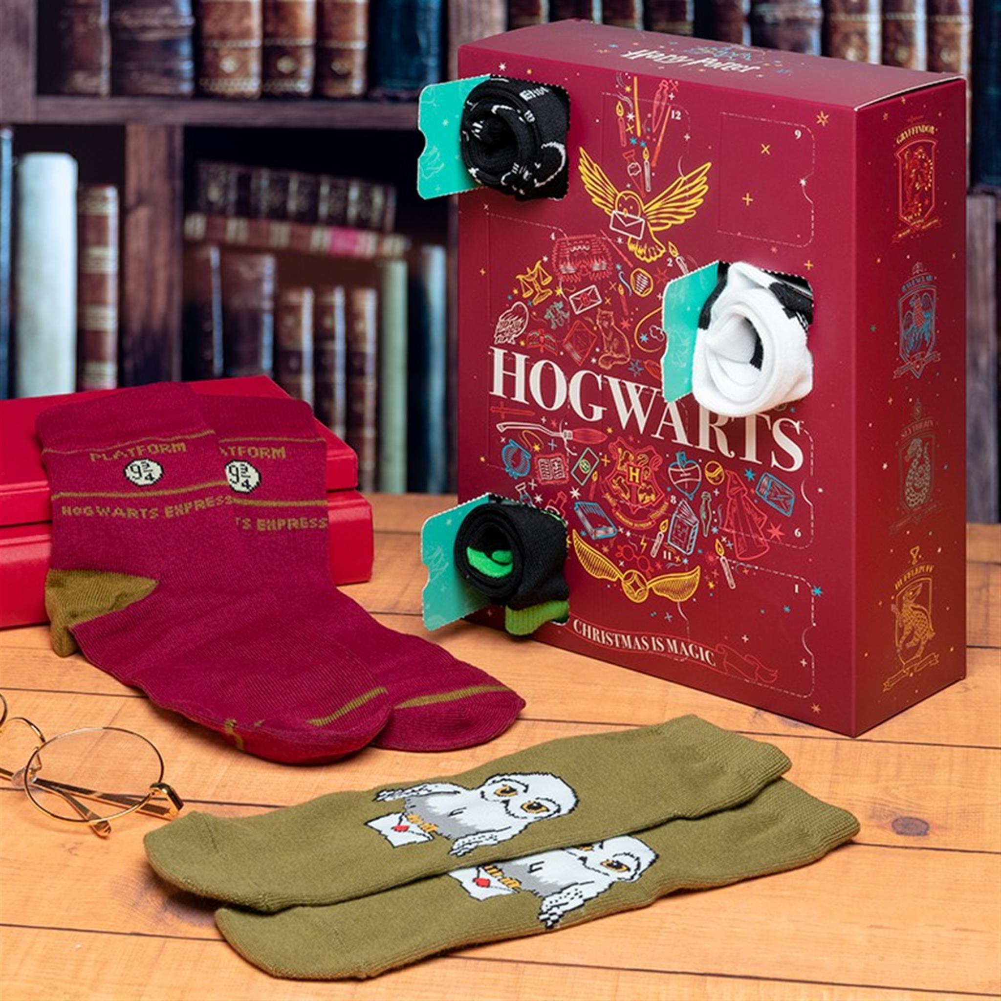 Kalendár Paladone "Harry Potter - Ponožkový adventný kalendár - 12 dverí a 12 párov ponožiek"