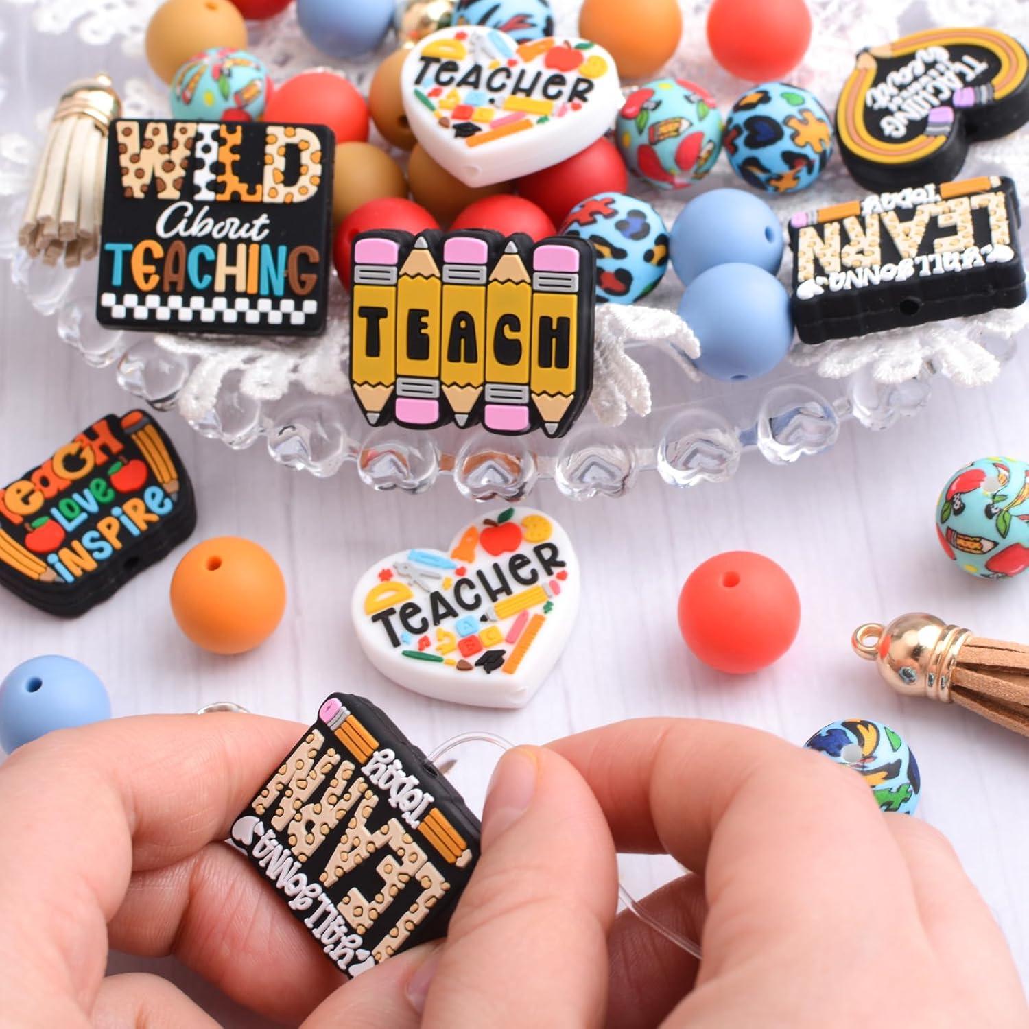 Markenlos 12 Sets Lehrertag Thema Silikonperlen Anhänger Kit - Bulk Bunte Focal Perlen Spacer Perlen für DIY Stift Armband Quaste Schlüsselanhänger Bastel