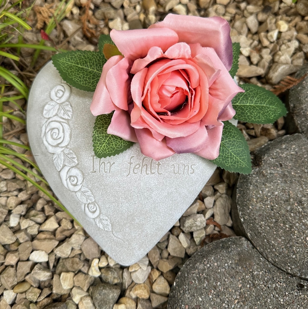 AS Grabschmuck Grabherz Rosenranke - Ihr fehlt uns - Grabschmuck Gedenkstein Trauerherz für Grablicht weiß 1,8 kg