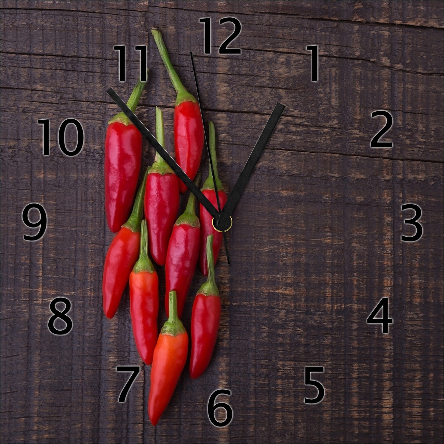 Wallario Design Wanduhr Rote Paprikaschoten auf einem dunkelbraunem Holzbrett aus Echtglas, Größe 30 x 30 cm gugs5052-3030