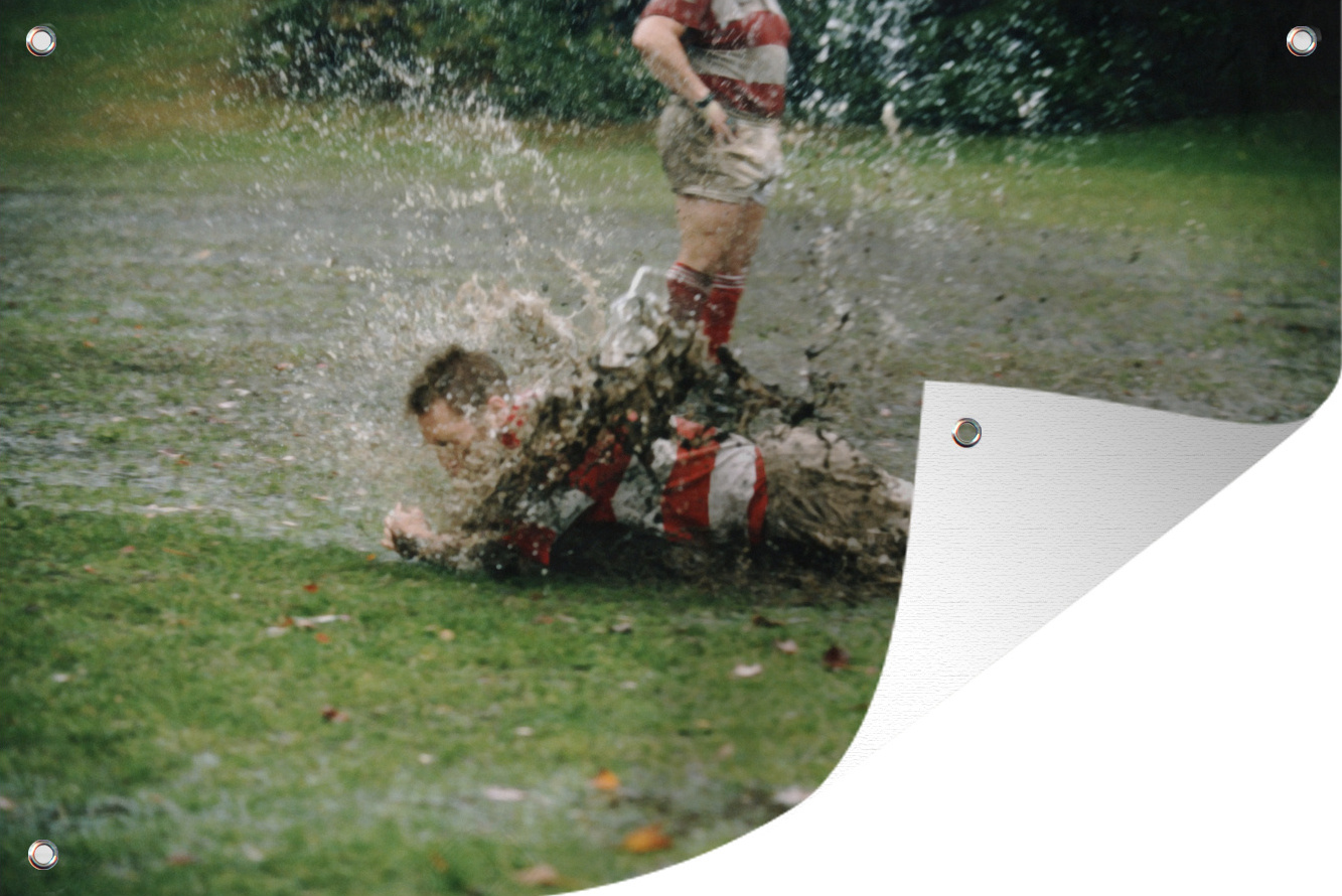 MuchoWow® 60x40 cm Outdoor-Poster Gartendeko Sichtschutz Garten Poster für den Garten Rugbyspieler fällt ins Wasser 133|38360751