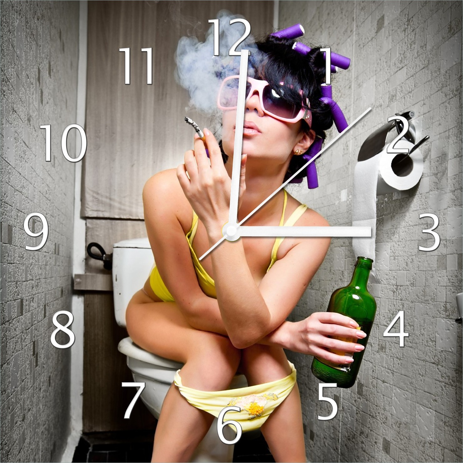 Wallario Design Wanduhr Kloparty - Sexy Frau auf Toilette Zigarette & Schnapsflasche - farbig aus Echtglas, Größe 30 x 30 cm guk5226-3030