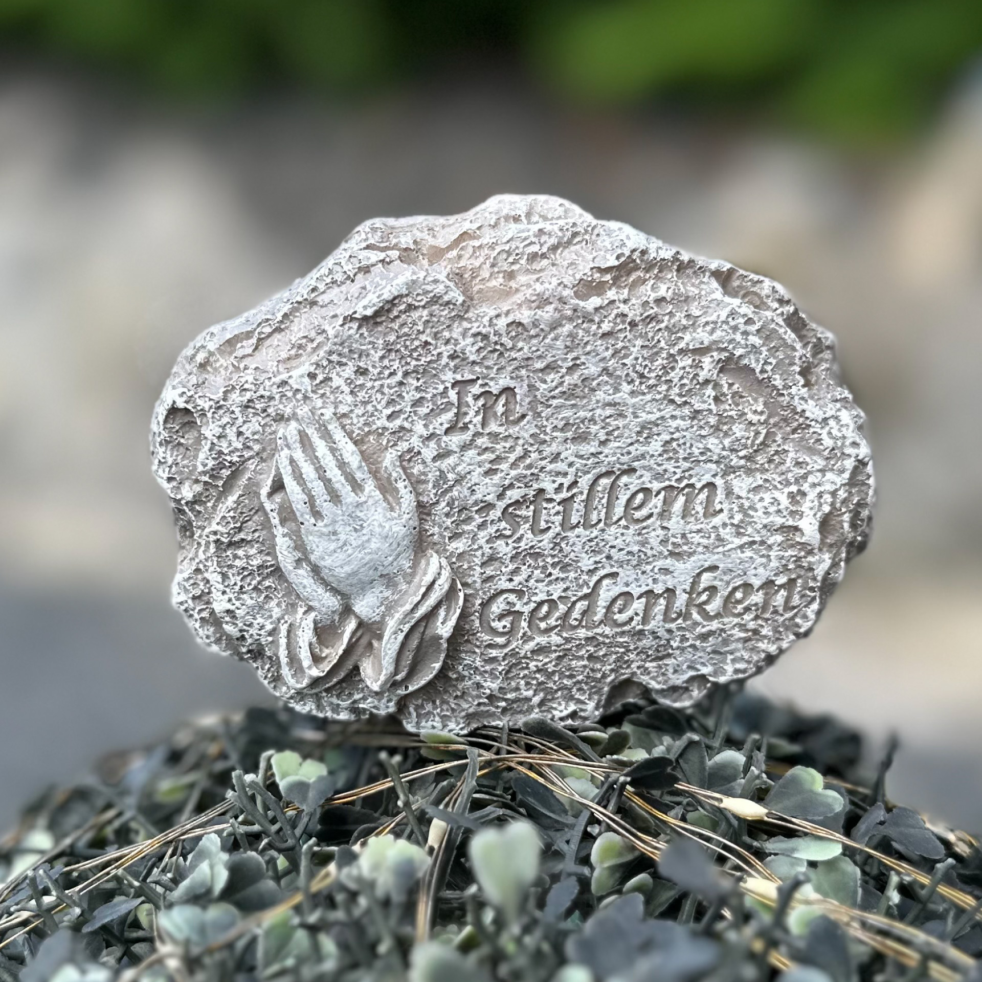 eberin · Friedhof Gedenkstein am Pick · Trauerstein Betende Hände · Reale Steinoptik · antik grau · Spruchstein zum Stecken · In stillem Gedenken ·