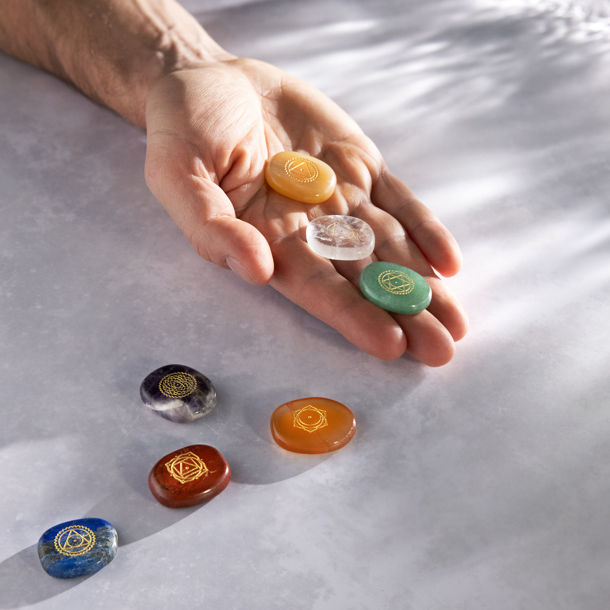 Navaris Chakra Steine Set - 7x Edelstein Heilsteine - eingravierte Chakra-Symbole - Stein für Reiki Heilung Yoga Ritual Aura - Bergkristall Amethyst 52870.01