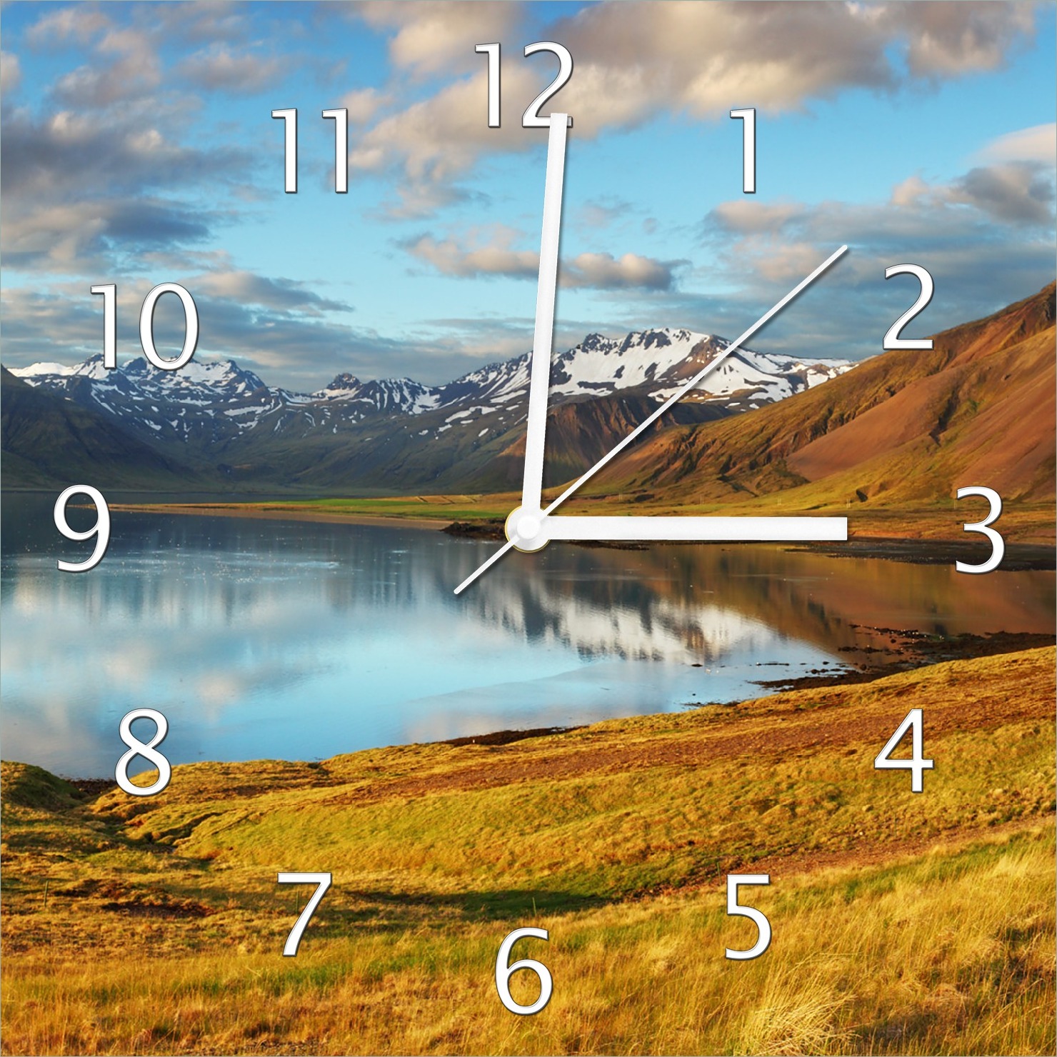 Wallario Design Wanduhr Bergpanorama mit Spiegelung im See aus Echtglas, Größe 30 x 30 cm guk0692-3030