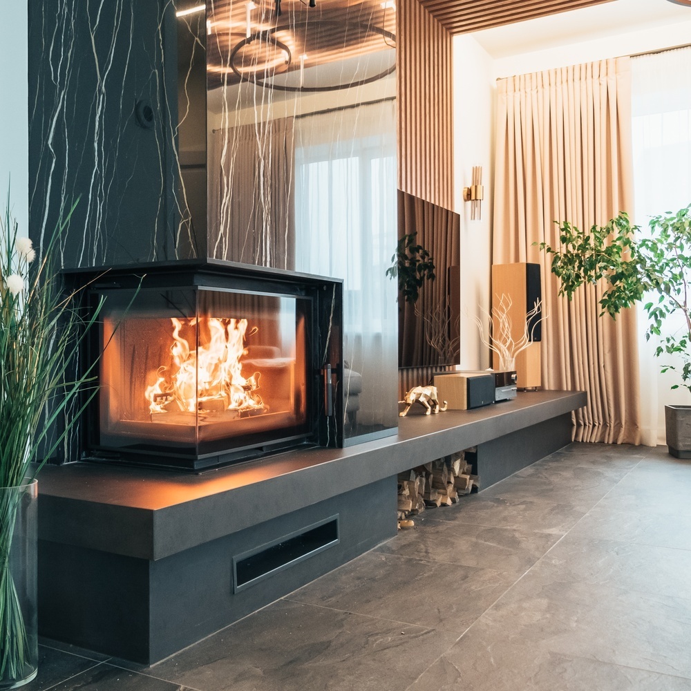 Liatinový krb Maja vľavo s 8 kW Ø 200 deco