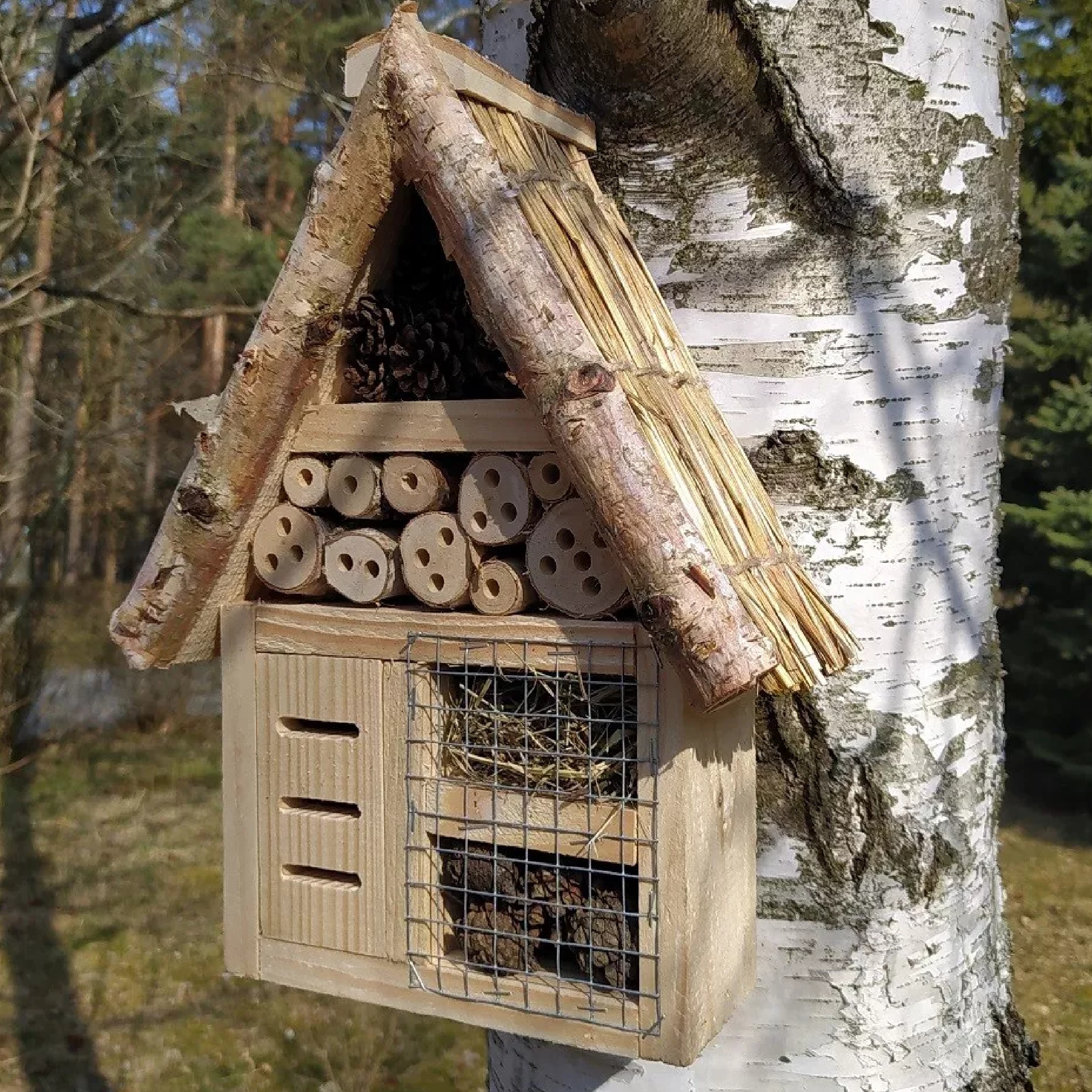 MIKONI Insektenhaus XXL | STROH | 37 x 21 x 8 cm | Insektenhotel Bienenhaus Winterquartier Biene Nistkasten Brutkasten Schutz für Bienen Marienkäfer