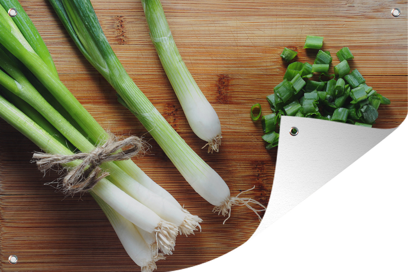 MuchoWow® 90x60 cm Outdoor-Poster Gartendeko Sichtschutz Garten Poster für den Garten Gehackte Frühlingszwiebeln auf einem Holzbrett 133|1298111