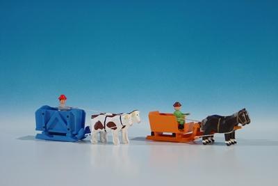 Volker und Heiko FlathErzgebirgische Volkskunst Miniaturen 2 Kastenschlitten mit Kutscher BxH 9x3,5cm NEU 51/5-51