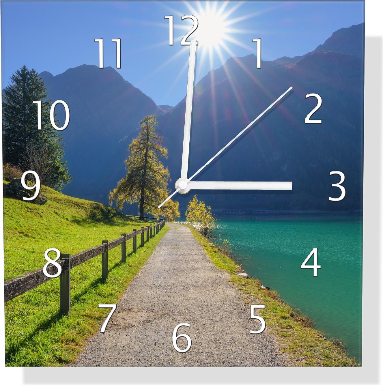 Wallario Design Wanduhr Uferweg am Bergsee aus Echtglas, Größe 30 x 30 cm guk5956-3030