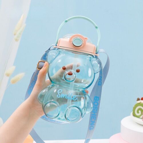 yozhiqu Kawaii Bär Plastikwasserflasche mit Strohhalm Schultergurt Süße Kinderflaschen