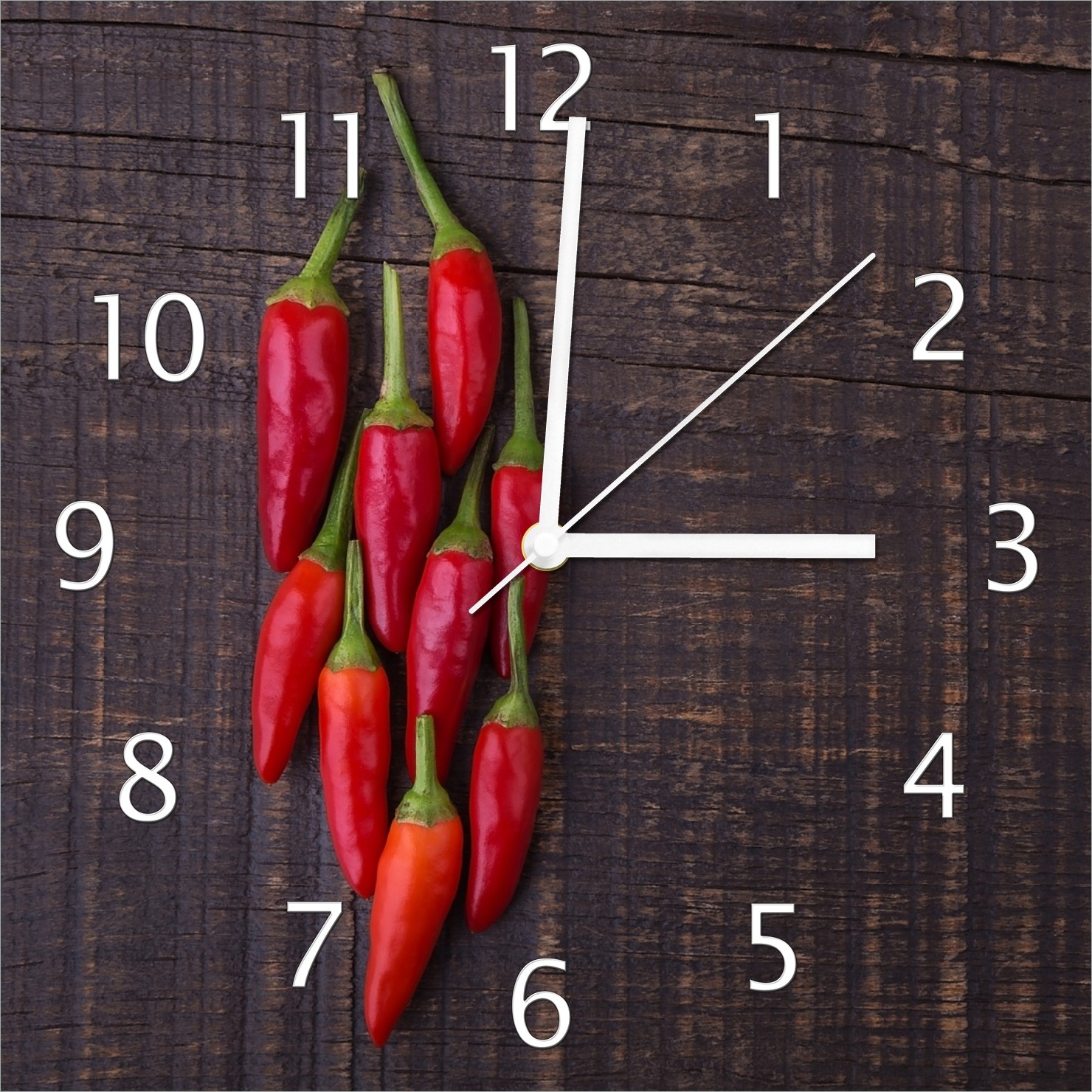 Wallario Design Wanduhr Rote Paprikaschoten auf einem dunkelbraunem Holzbrett aus Echtglas, Größe 30 x 30 cm guk5052-3030