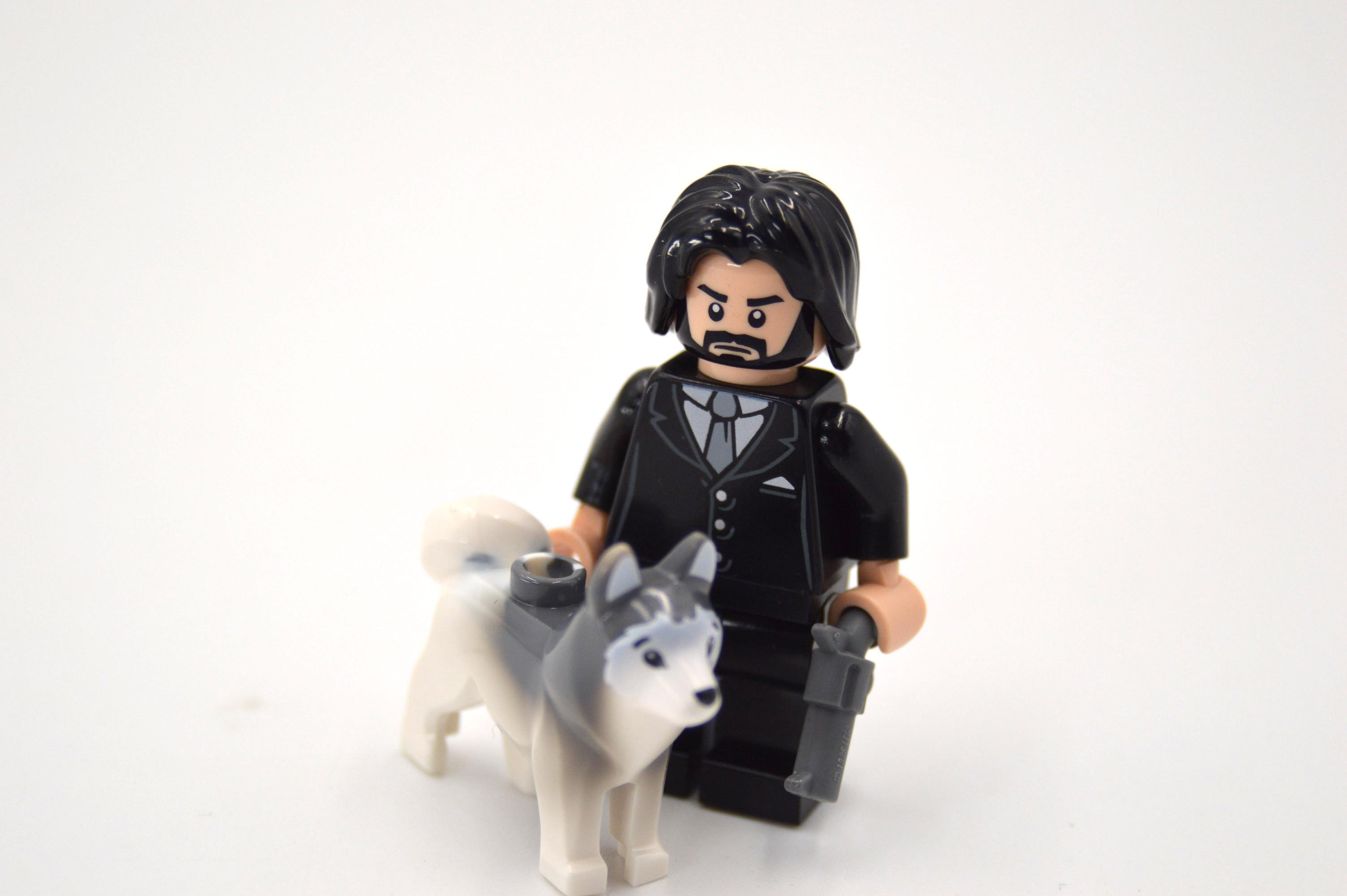LEGO MOC: Assassine im Ruhestand mit Hund