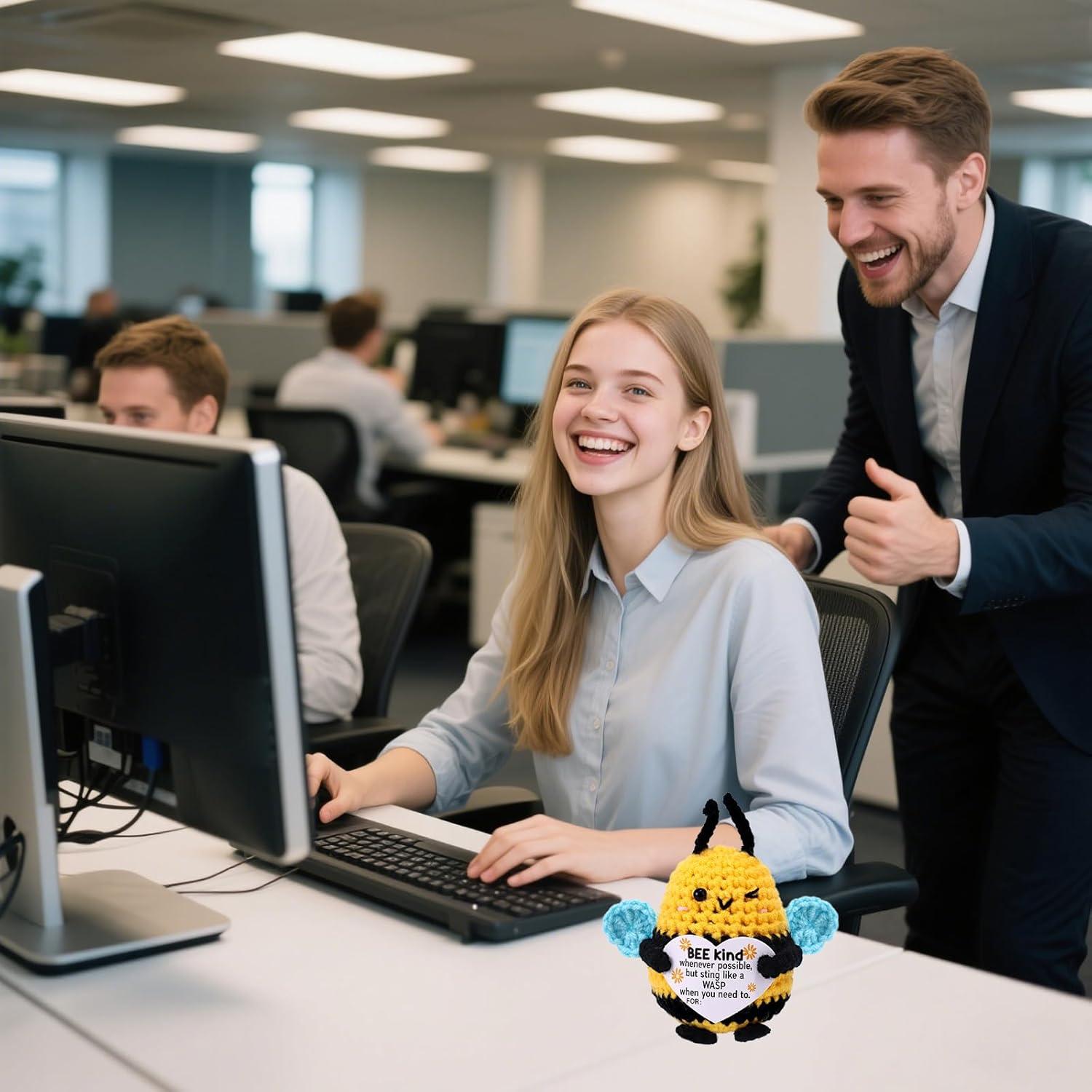 Markenlos Gosknor Positive Gehäkelte Biene, Lustiges Handgemachtes Gehäkeltes Tier Emotionale Bienen-Unterstützungspuppe Positives Geschenk für Lehrer Familie Freunde Kollegen Ermutigungsdekoration