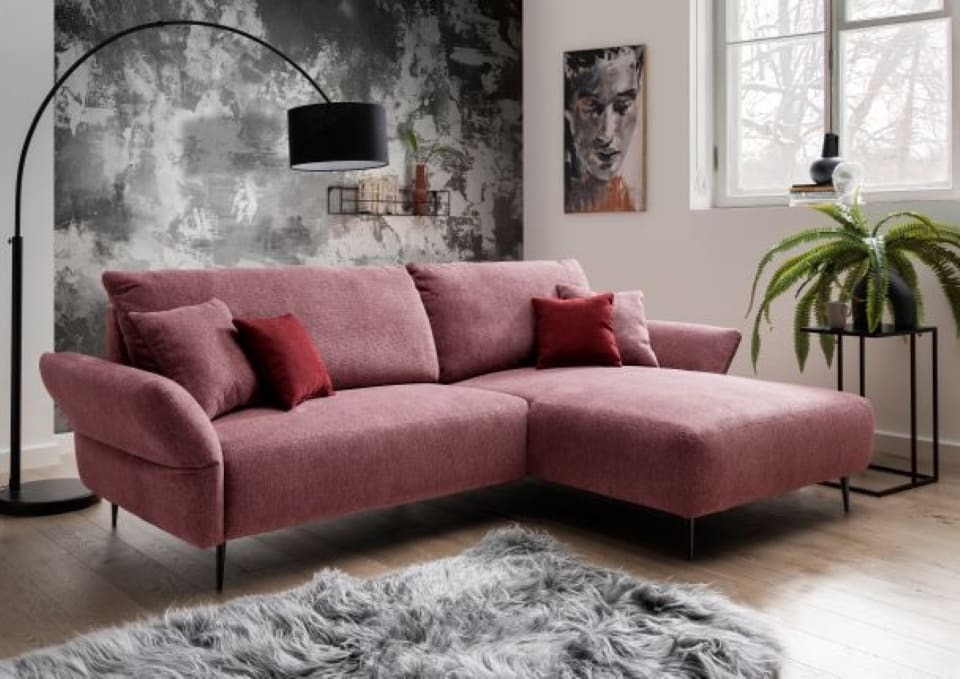 Ecksofa Vardo von Benformato: Stilvolle Eleganz in Mikrofaser mit verstellbaren Armlehnen und beidseitiger Montage, erhältlich in 5 Farben : Brombeere Designer-Farben: Brombeere