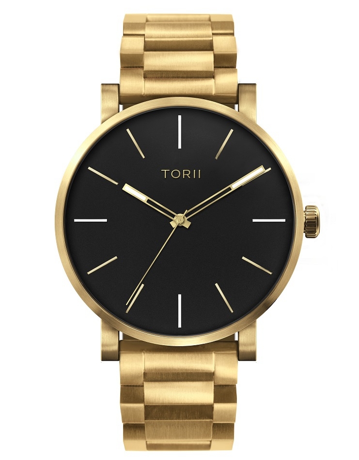 Die Herrenuhr TORII G45GB.BG in klassischem Gold zum Schwimmen.