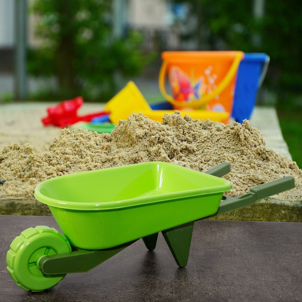 Antikas Kinderschubkarre in Grün, Gartenschubkarre aus Kunststoff, Schubkarre